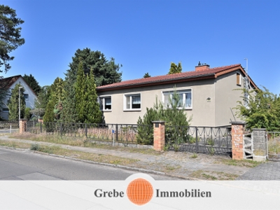 Einfamilienhaus mit zwei Garagen auf großem Grundstück in ruhiger Wohnlage