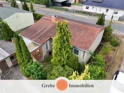 Einfamilienhaus mit zwei Garagen auf großem Grundstück in ruhiger Wohnlage