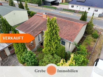 Einfamilienhaus mit zwei Garagen auf großem Grundstück in ruhiger Wohnlage